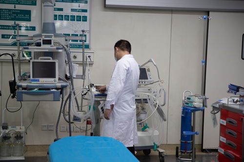 現(xiàn)場直擊鄭大一附院復(fù)診 搶修恢復(fù)有序進(jìn)行 科室冰塊降溫保運(yùn)轉(zhuǎn)
